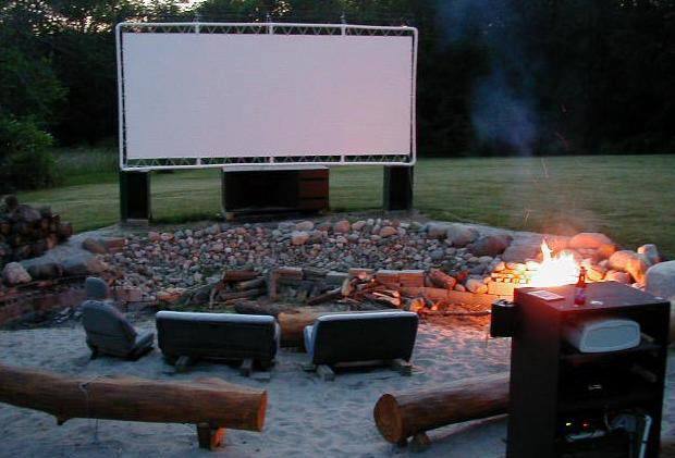 DIY – Enjoy outdoor movies by building your own theater